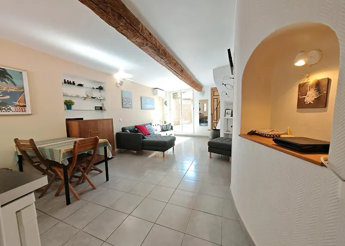 La Maison Aux Volets Bleus