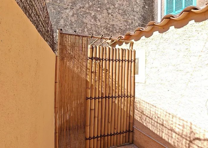 아파트 La Maison Aux Volets Bleus 방돌