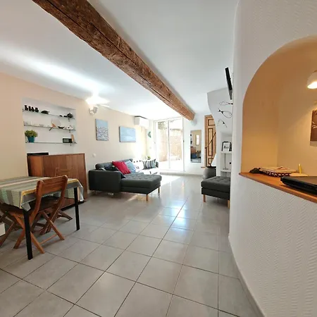 La Maison Aux Volets Bleus