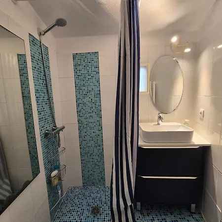 La Maison Aux Volets Bleus *
